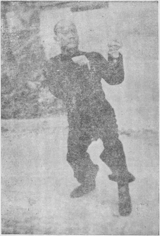 Posture 47 — Posture du tigre assis, saisir la cigale : photographie de Luo Guangyu dans l&rsquo;édition de 1954