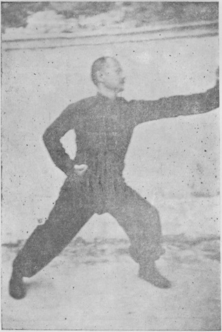 Posture 4 — Posture de l&rsquo;ascension, paume pénétrante gauche : photographie de Luo Guangyu dans l&rsquo;édition de 1954