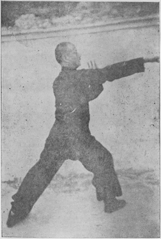 Posture 5 — Posture de l&rsquo;ascension, poing de complément droit : photographie de Luo Guangyu dans l&rsquo;édition de 1954