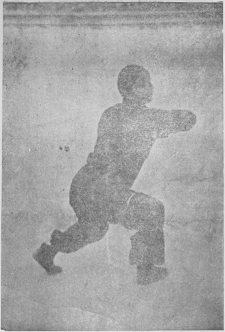 Posture 7 — Posture du genou en anneau, coude empilé droit : photographie de Luo Guangyu dans l&rsquo;édition de 1954