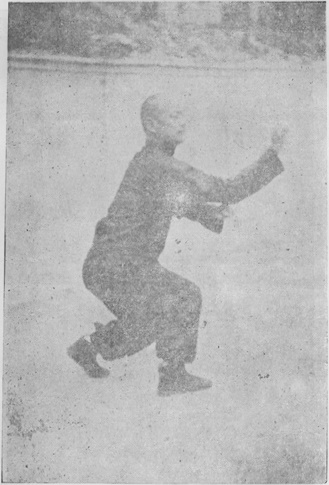 Posture 8 — Posture du genou en anneau, poing d&rsquo;avalanche droit : photographie de Luo Guangyu dans l&rsquo;édition de 1954