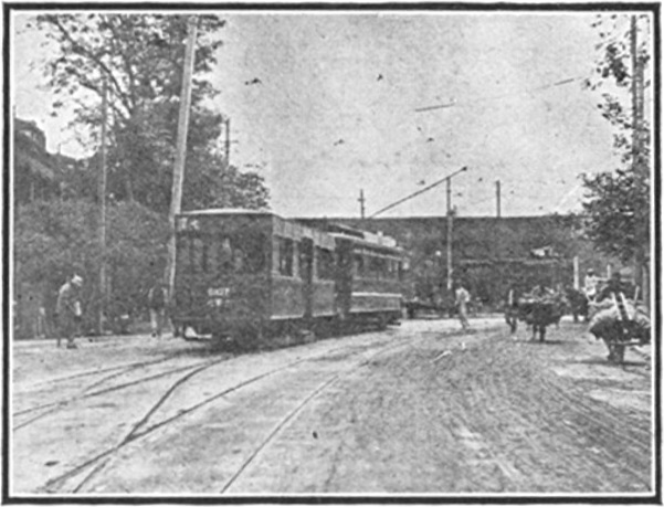 Tramway à l’arrêt de Tilanqiao (deuxième figure)