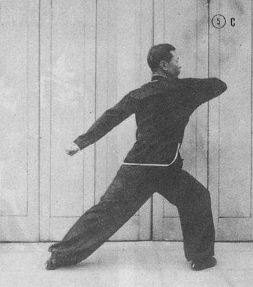 Posture 5 : troisième vue, arrivée en posture d&rsquo;ascension droite — planche de la publication de 1971