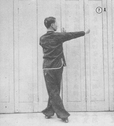 Posture 7 : la main droite tombée puis tirée en revers — planche de la publication de 1971