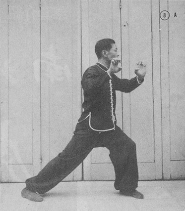 Posture 8 : les deux mains scellant vers le bas — planche de la publication de 1971