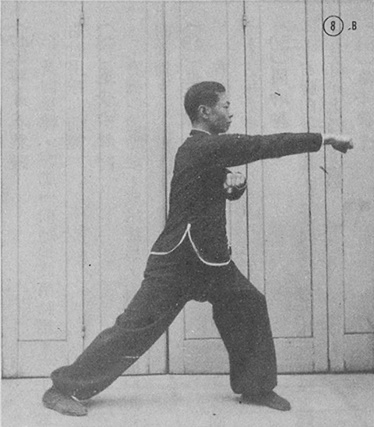 Posture 8 : le poing droit qui perce — planche de la publication de 1971