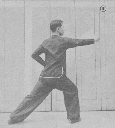 Posture 9 : le poing droit fendant en oblique depuis l&rsquo;arrière droit — planche de la publication de 1971