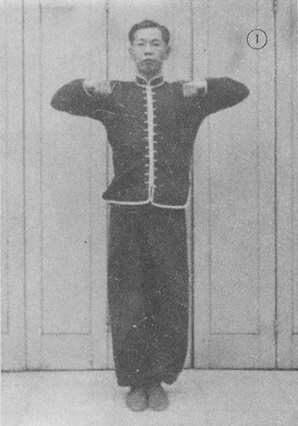 Posture 1 : debout, pieds joints, les deux poings levés à hauteur d&rsquo;épaule — planche de la publication de 1971