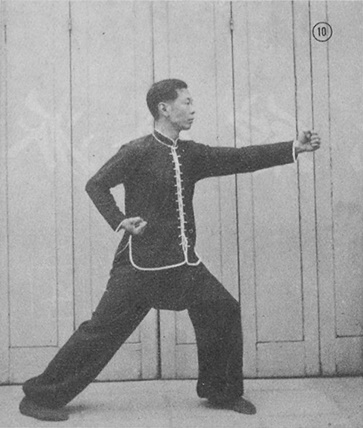 Posture 10 : le poing gauche fendant vers l&rsquo;avant droit — planche de la publication de 1971