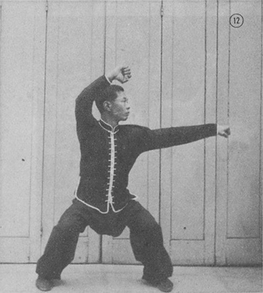 Posture 12 : posture du cavalier, le poing gauche qui perce au cœur — planche de la publication de 1971
