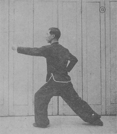 Posture 13 : demi-tour vers l&rsquo;est, le poing gauche qui fend — planche de la publication de 1971