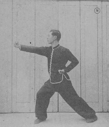 Posture 14 : le poing droit fendant vers l&rsquo;avant gauche — planche de la publication de 1971
