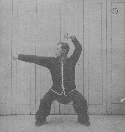 Posture 16 : posture du cavalier, le poing droit qui sort de la taille — planche de la publication de 1971
