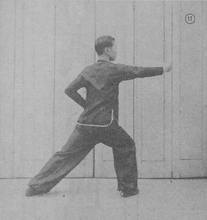 Posture 17 : demi-tour vers l&rsquo;ouest, la fente du poing droit — planche de la publication de 1971