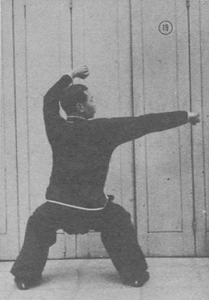 Posture 19 : posture du cavalier, le poing gauche barrant au-dessus de la tête — planche de la publication de 1971