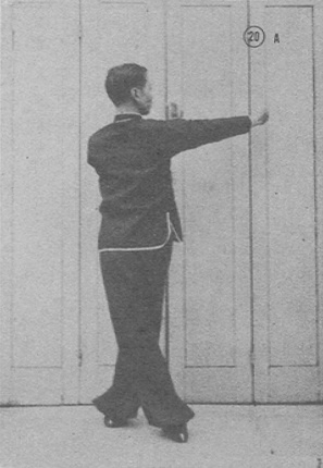 Posture 20 : le poing tiré en revers, première vue — planche de la publication de 1971