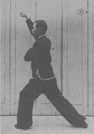 Posture 21 : le poing droit levé haut sur place, figure de transition A — planche de la publication de 1971
