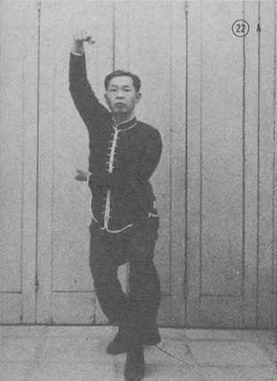 Posture 22 : le poing droit levé haut, figure de transition A — planche de la publication de 1971