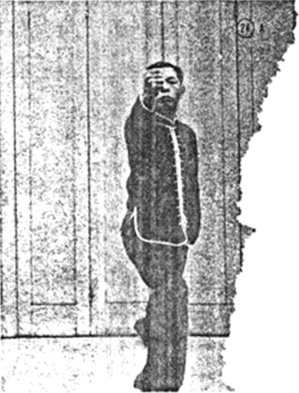 Posture 24 : le poing du simple fouet étendu droit, figure de transition A — planche de la publication de 1971
