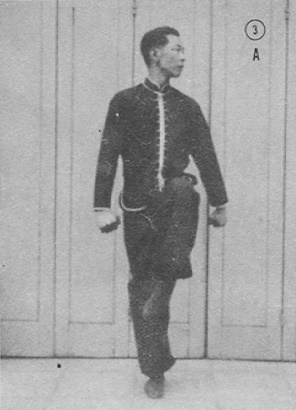 Posture 3 : le pied gauche levé, le poing gauche balayant vers le bas — planche de la publication de 1971