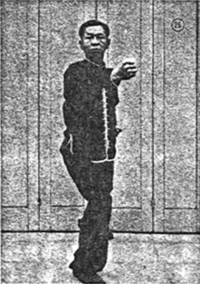 Posture 26 : le poing droit fendant en oblique vers la gauche — planche de la publication de 1971
