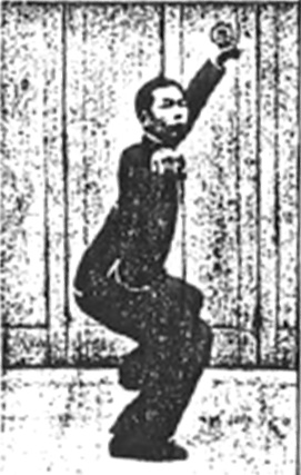 Posture 28 : posture du cavalier, le poing gauche remonté au-dessus de la tête — planche de la publication de 1971