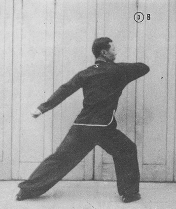 Posture 3 : pas d&rsquo;ascension droit, le poing droit tiré latéralement — planche de la publication de 1971