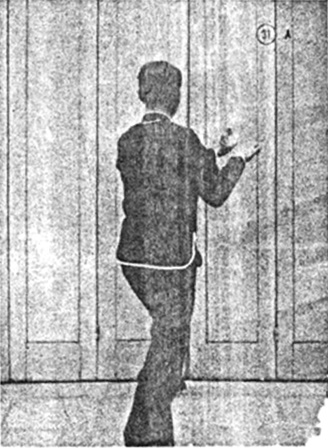 Posture 31 : les deux mains scellant vers le bas — planche de la publication de 1971