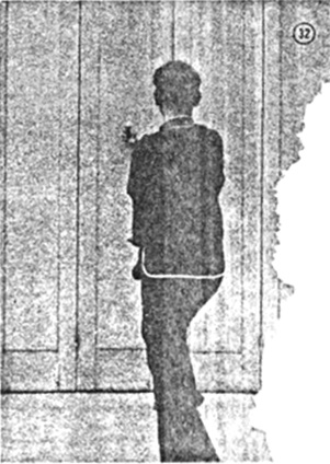 Posture 32 : le poing droit fendant vers l&rsquo;avant gauche — planche de la publication de 1971