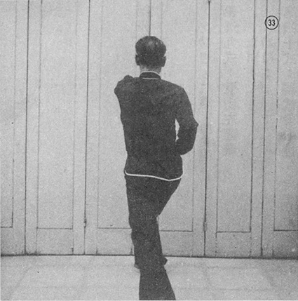 Posture 33 : le poing gauche qui perce — planche de la publication de 1971
