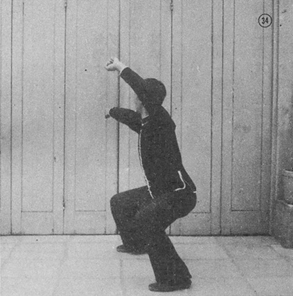 Posture 34 : posture du cavalier, le poing gauche au-dessus du front — planche de la publication de 1971