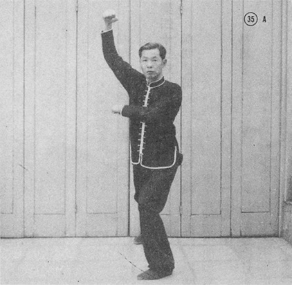 Posture 35 : le poing droit levé, figure de transition A — planche de la publication de 1971