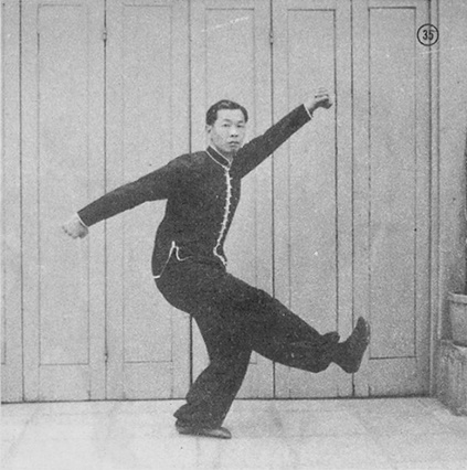 Posture 35 : le pied droit tiré vers le nord-est — planche de la publication de 1971