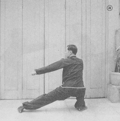 Posture 36 : jambe jetée à gauche, les deux mains en crochet — planche de la publication de 1971