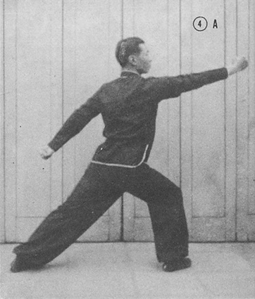 Posture 4 : le poing droit abattu droit devant, figure de transition A — planche de la publication de 1971