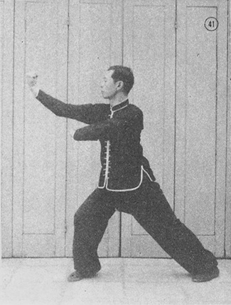 Posture 41 : le poing droit frappant en revers, de l&rsquo;intérieur — planche de la publication de 1971