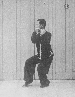 Posture 43 : pas du tigre enjambé, les deux poings croisés au centre — planche de la publication de 1971
