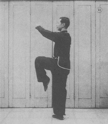 Posture 44 : sur une jambe, le poing gauche balayant contre la main droite — planche de la publication de 1971