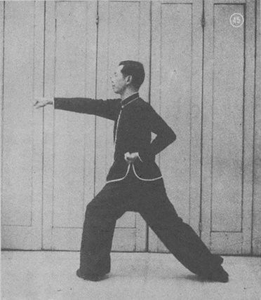 Posture 45 : la main gauche scellant, le poing droit qui perce — planche de la publication de 1971
