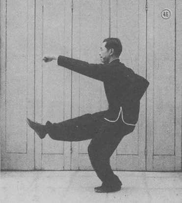 Posture 46 : le poing gauche et la jambe droite sortis ensemble — planche de la publication de 1971