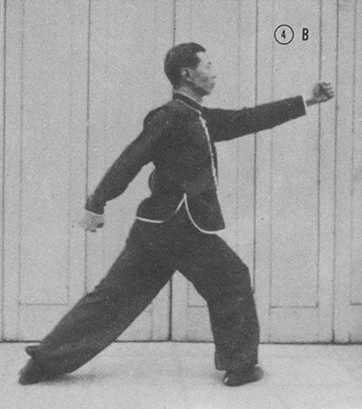 Posture 4 : le poing droit passé à l&rsquo;arrière, le poing gauche sorti, figure de transition B — planche de la publication de 1971