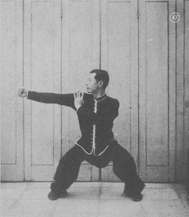 Posture 47 : posture du cavalier, le poing droit qui fend — planche de la publication de 1971