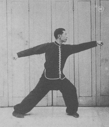 Posture 48 : dos à l&rsquo;est, le poing gauche qui perce vers l&rsquo;ouest — planche de la publication de 1971