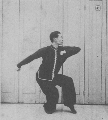Posture 49 : pas du tigre enjambé, le poing gauche courbé vers l&rsquo;arrière — planche de la publication de 1971