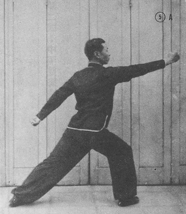 Posture 5 : le corps bondit en avant d&rsquo;un pas, posture d&rsquo;ascension droite — planche de la publication de 1971