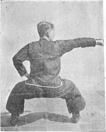 Posture 9, position finale : position du cavalier, le poing droit parti droit devant depuis la taille