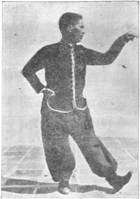 Posture 13, position finale : pas de la Grande Ourse à gauche, le crochet de la main gauche sorti
