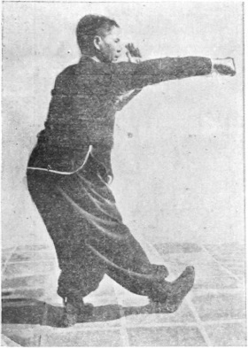 Posture 14, position finale : pas de la Grande Ourse à droite, le poing droit parti de la taille en poing de complément