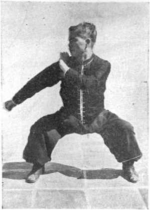 Posture 25, position finale : position du cavalier, le poing descendant de biais vers la droite et le bas