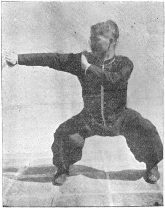Posture 31, position finale : position du cavalier, la paume droite sortie de la taille et la paume gauche posée sur l’épaule droite